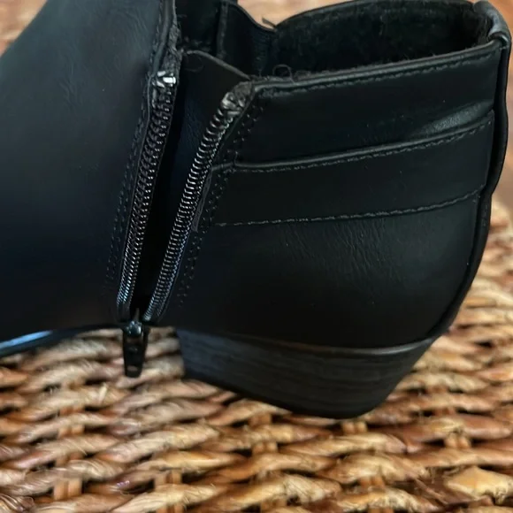 Spirit anklet boots size 8, medium. - Picture 6 of 6